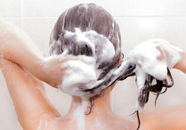 洗发水抹在头皮上会不会导致脱发